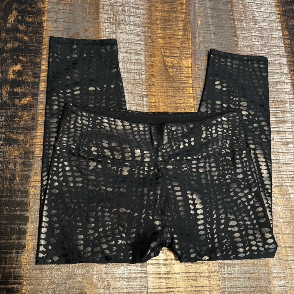 Fabletics Yoga Gym Leggings Black on Black Leopard Print Design Cropped Medium